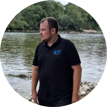Fondée par Ludovic NEGRE, technicien expérimenté et évaluateur COFRAC pour le domaine LAB GTA 29, H2O ALP met à disposition plus de quinze ans d’expérience dans le prélèvement, la métrologie et la gestion de la qualité. Cette double compétence – opérationnelle et normative – constitue le socle d’une approche rigoureuse et documentée. Chaque intervention est planifiée selon les référentiels applicables, avec des contrôles internes garantissant la validité des mesures et la conformité des pratiques.